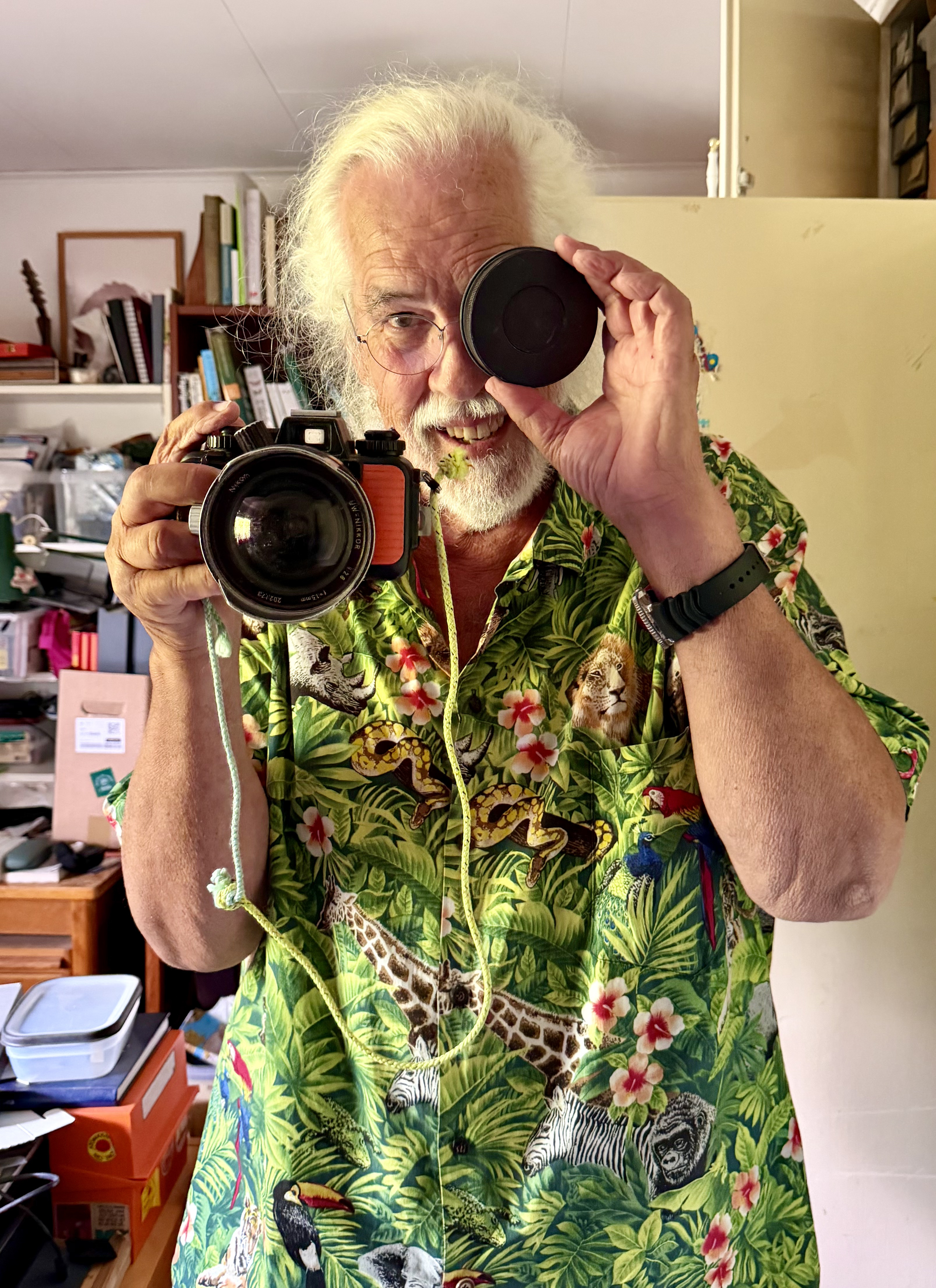Hans Kautsky with his Nikonos underwater camera, the tool that accompanied decades of Baltic Sea research.