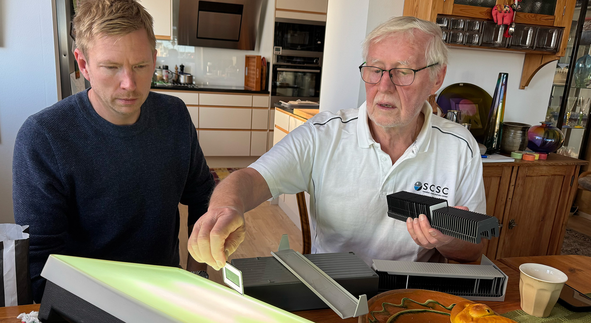 Kjell shows slides to Ocean Archive representative Micke Tilja.